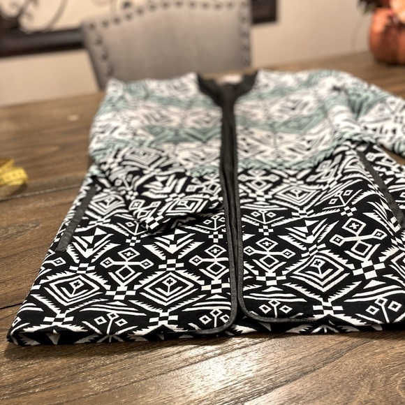 Love 21 Blazer Jacket Black Green Geometric Open Lined Collarless Work Size XS - Picture 10 of 11
